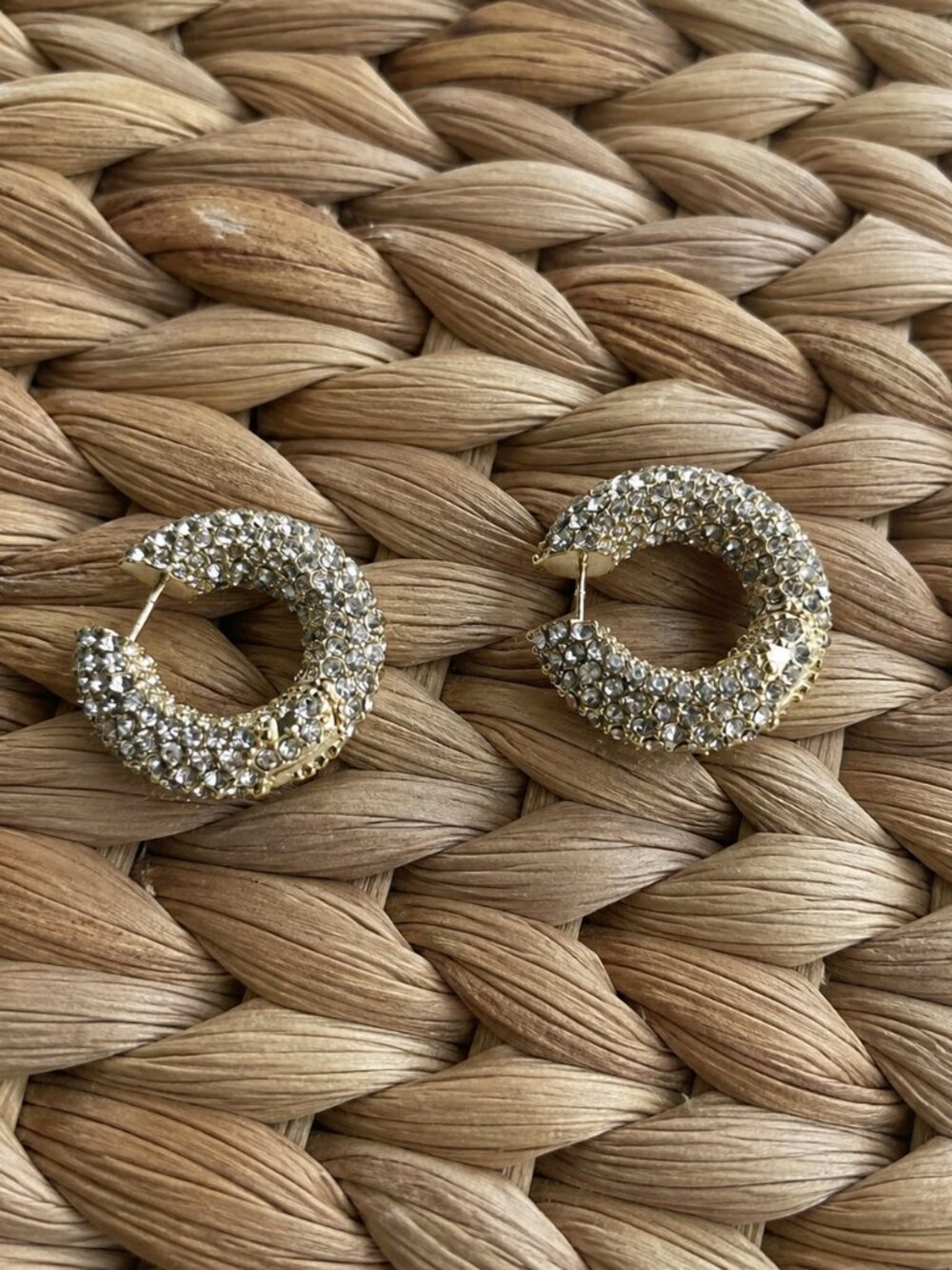 Kendra Scott Mikki Pave Hoop EARRINGS Gold White Crystal Sparkly Glamour - Picture 4 of 4